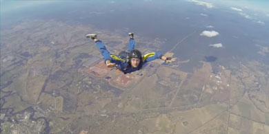 Un moniteur de parachute sauve un de ses élèves victime d’une crise d’épilepsie en plein saut.